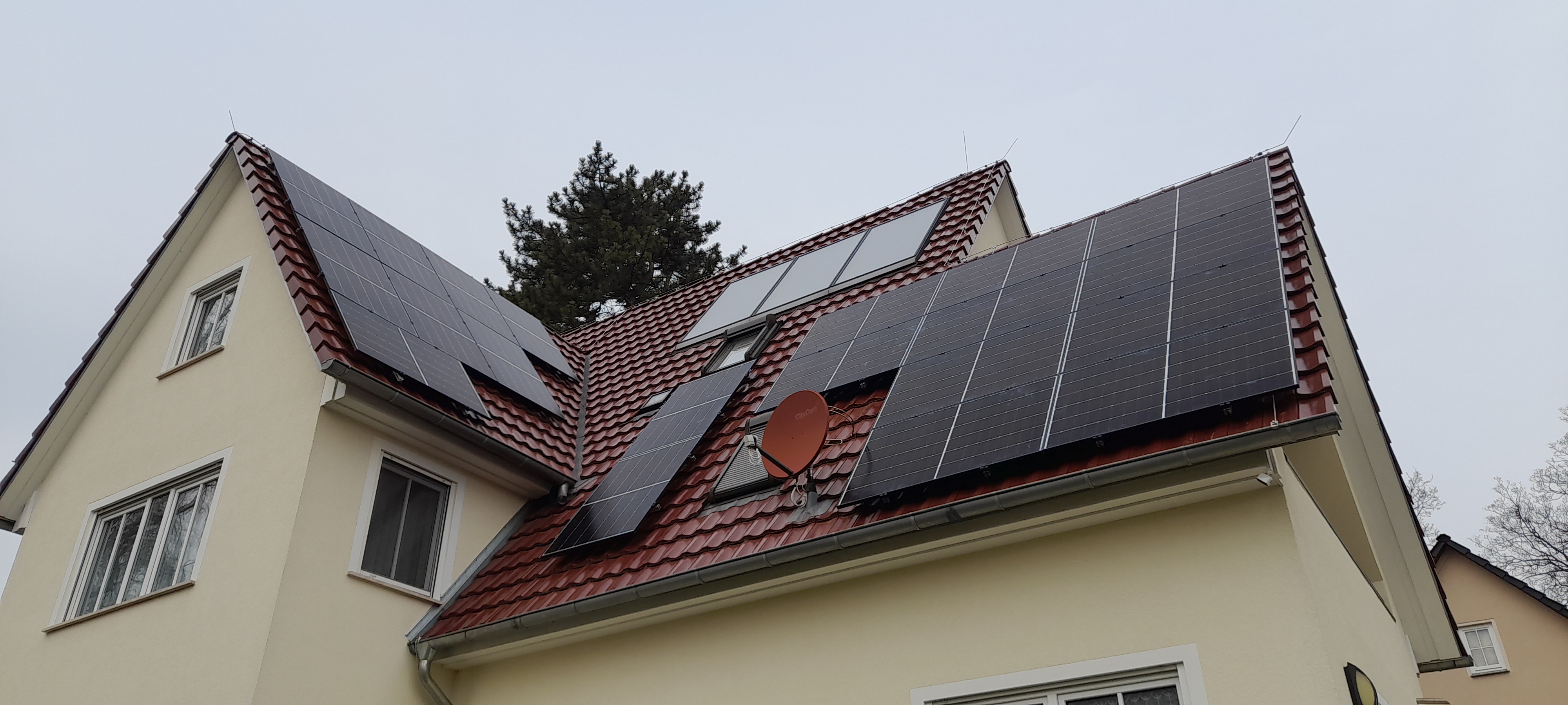 Photovoltaikanlage auf Satteldach mit Dachfenstern
