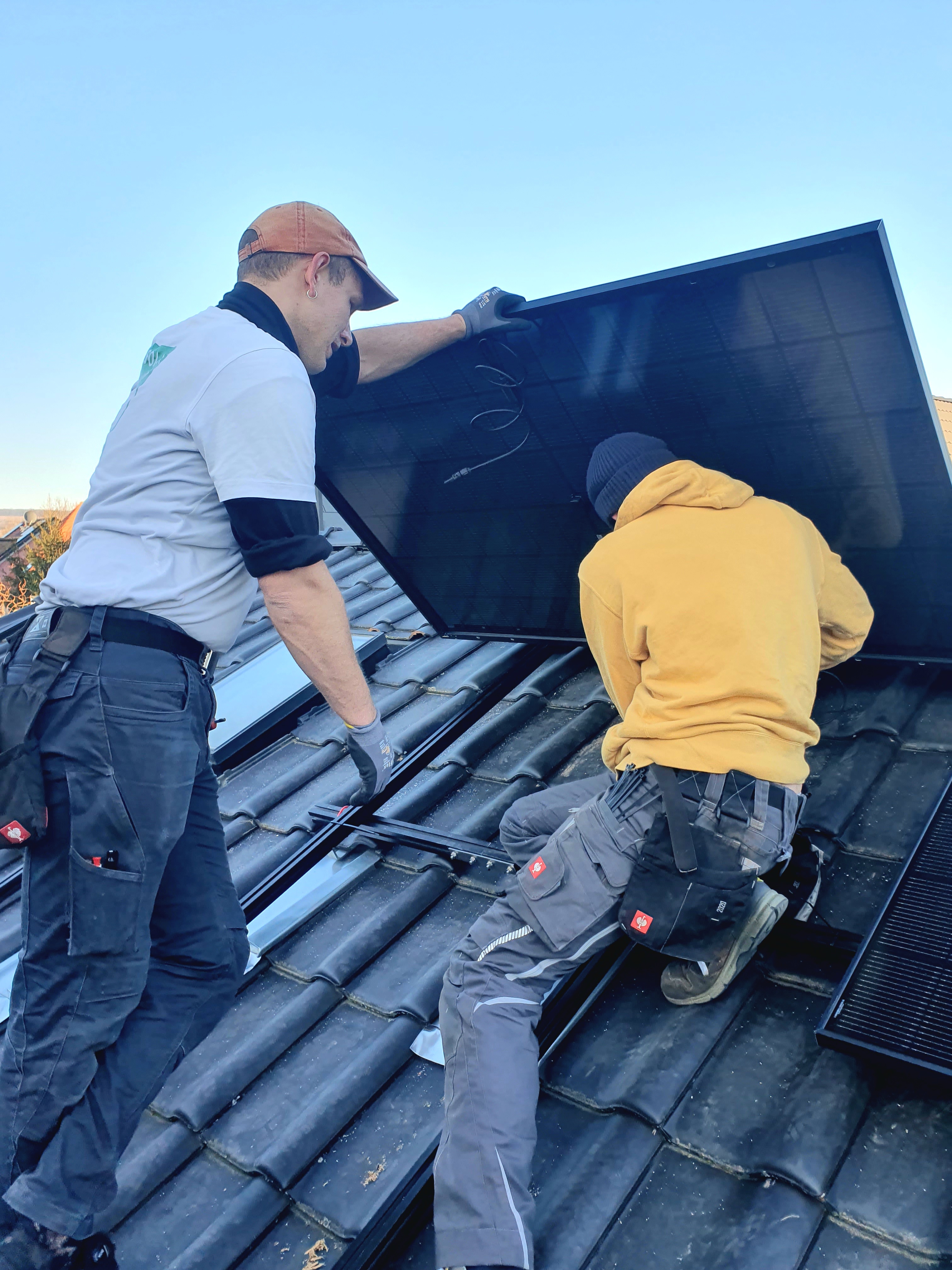 Montage eines Solarmoduls auf Ziegeldach